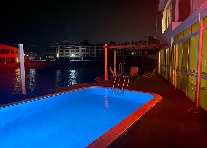 Genius With Own And Pool Szálloda